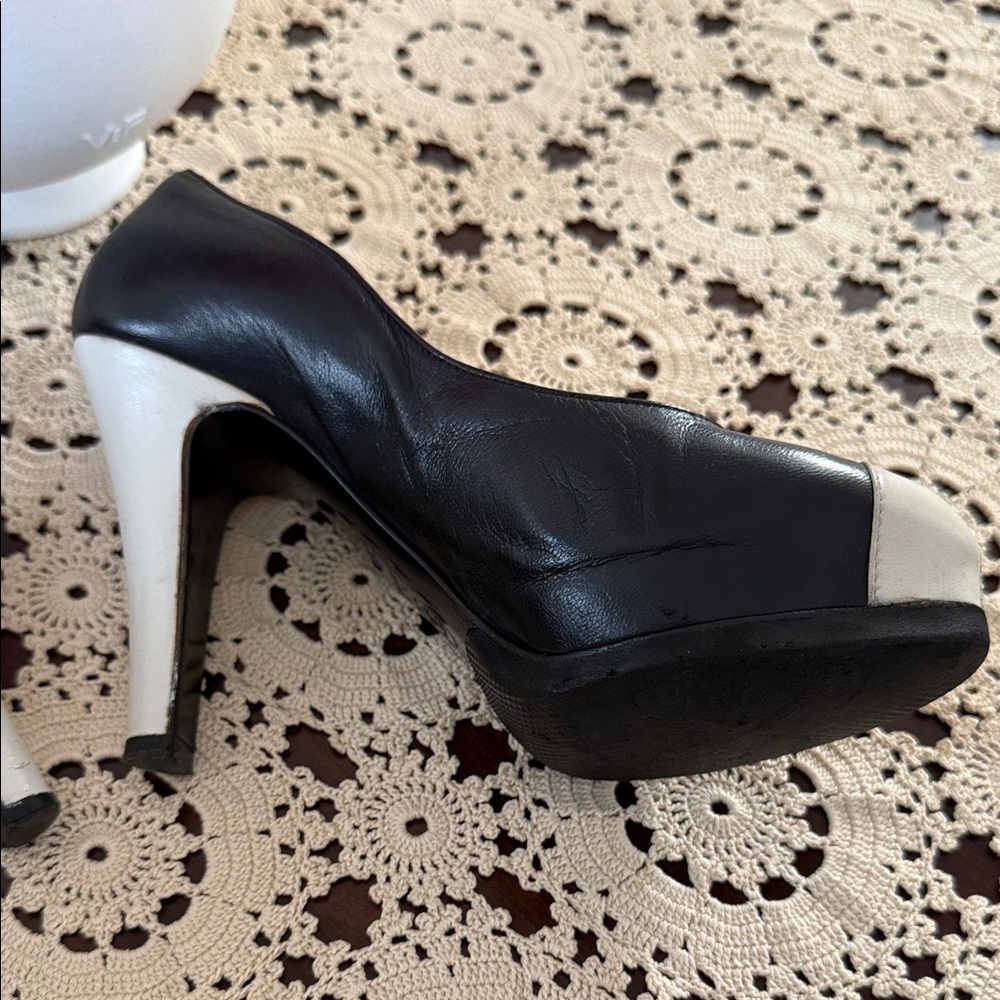 CHANEL Black and Cream Heels with Logo Detail - Picture 4 of 8